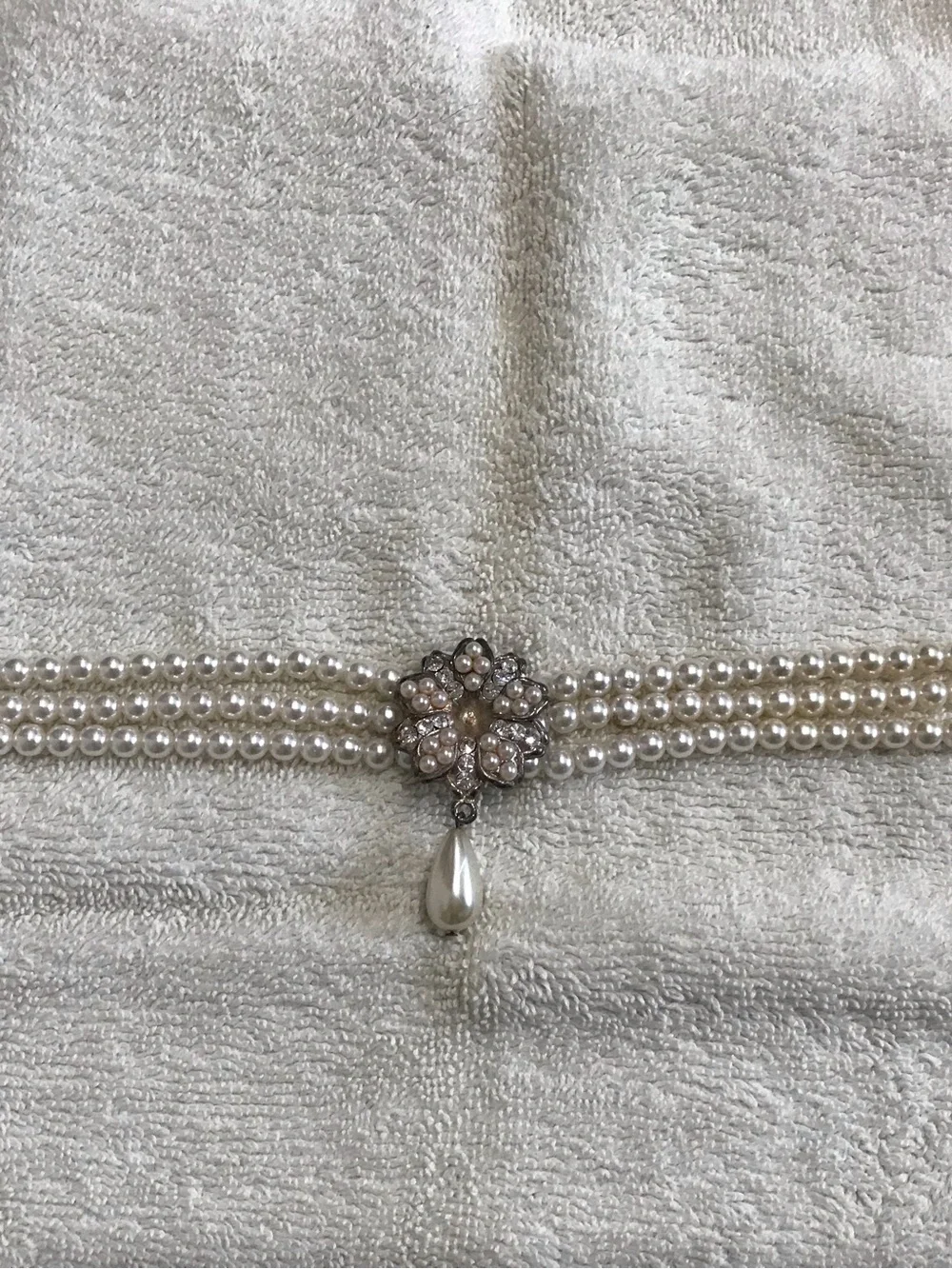 Vintage-Inspired Pearl Choker Necklace with Teardrop Pendant